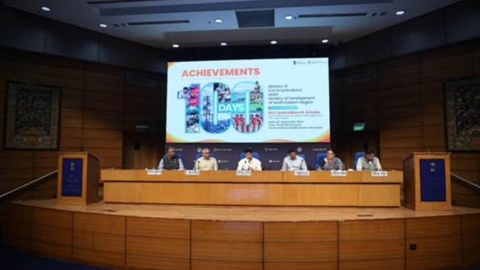 ज्योतिरादित्य सिंधिया पत्रकार परिषदेला संबोधित करताना.