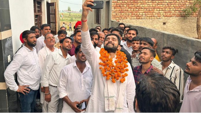 आदित्य सुरजेवाला निवडणूक प्रचारादरम्यान