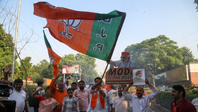 नवी दिल्लीतील पक्ष मुख्यालयात हरियाणाच्या विजयाचा आनंद साजरा करताना भाजप कार्यकर्ते