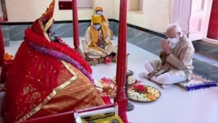 पंतप्रधान मोदी बांगलादेशच्या यशोरेश्वर काली मंदिरात प्रार्थना करताना
