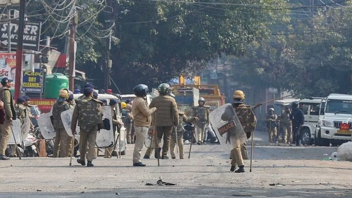 'बेकायदेशीरपणे बांधलेला' मदरसा पाडल्याच्या हिंसाचाराच्या एका दिवसानंतर हल्द्वानीच्या बनभूलपुरा भागात पोलीस कर्मचारी
