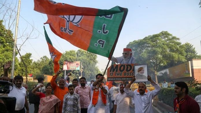 दिल्लीतील भाजप मुख्यालयाबाहेर जल्लोष