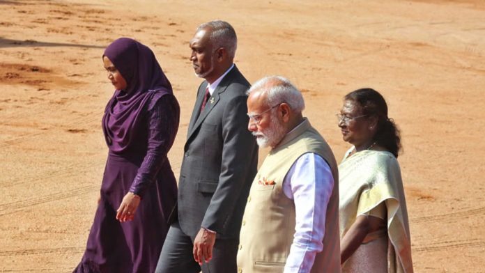 राष्ट्रपती द्रौपदी मुर्मू, पंतप्रधान मोदी नवी दिल्लीतील राष्ट्रपती भवनात मालदीवचे राष्ट्रपती मोहम्मद मुइज्जू आणि प्रथम महिला साजिधा मोहम्मद यांच्यासोबत