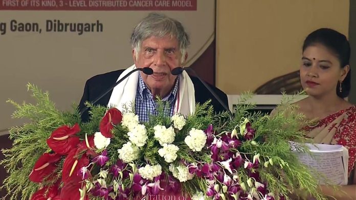 रतन टाटा 28 एप्रिल 2022 रोजी आसामच्या दिब्रुगढमध्ये सात कर्करोग केंद्रांच्या उद्घाटनप्रसंगी