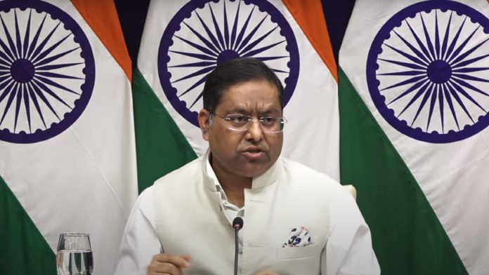 परराष्ट्र मंत्रालयाचे प्रवक्ते रणधीर जैस्वाल नवी दिल्लीत साप्ताहिक पत्रकार परिषदेला संबोधित करताना.
