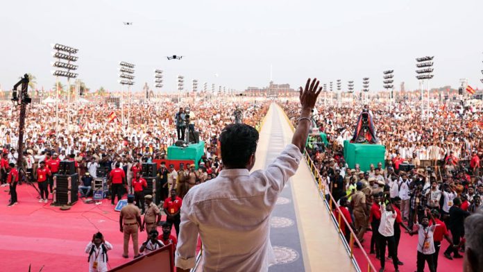 तमिलगा वेत्री कळघमचे संस्थापक विजय, विक्रवंडी येथे त्यांच्या पक्षाच्या पहिल्या राजकीय मेळाव्यात गर्दीला संबोधित करताना.