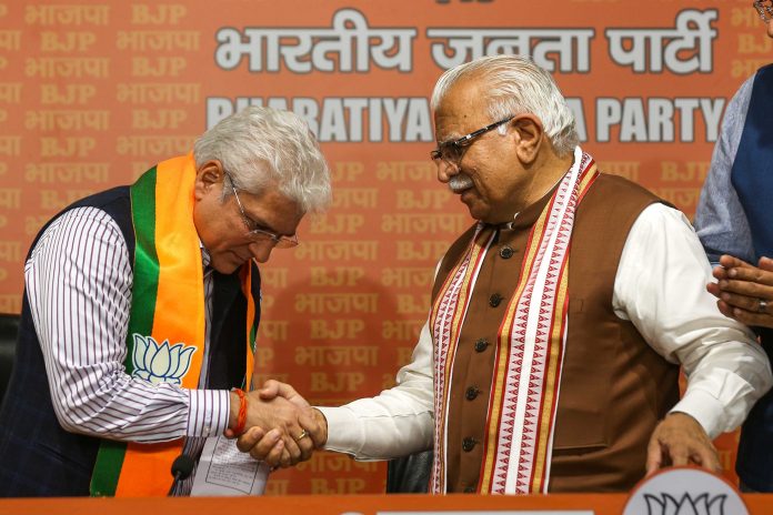 माजी आप नेते कैलाश गहलोत यांनी नवी दिल्लीत भाजपमध्ये प्रवेश केल्यानंतर केंद्रीय मंत्री मनोहर लाल खट्टर यांच्याशी हस्तांदोलन केले.