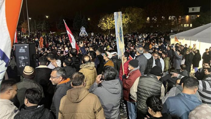 ब्रॅम्प्टनमधील हिंदू सभा मंदिरावरील हल्ल्याचा निषेध करताना कॅनेडियन हिंदू
