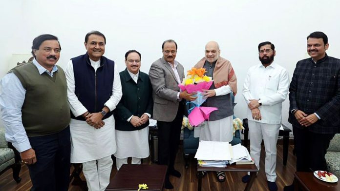 शिवसेना पक्षप्रमुख एकनाथ शिंदे, भाजप नेते देवेंद्र फडणवीस आणि राष्ट्रवादीचे अध्यक्ष अजित पवार यांनी केंद्रीय गृहमंत्री अमित शहा यांची 28 नोव्हेंबर रोजी नवी दिल्लीत भेट घेतली.