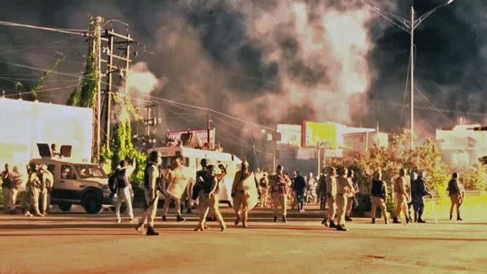 इंफाळमधील भाजपच्या प्रदेश कार्यालयाजवळ जमलेल्या जमावाला थांबवण्यासाठी आणि पांगवण्यासाठी पोलिसांनी अश्रुधुराच्या अनेक गोळ्या झाडल्या.