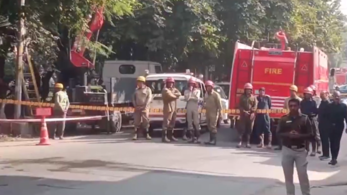 दिल्लीच्या प्रशांत विहारमध्ये ज्या ठिकाणी मोठा स्फोट झाला त्या ठिकाणचे दृश्य