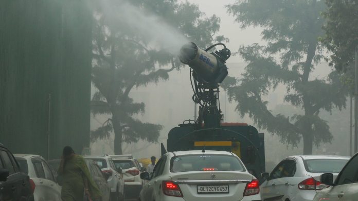 वायुप्रदूषण रोखण्यासाठी पाण्याच्या थेंबांची फवारणी करण्यासाठी अँटी स्मॉग गनचा नवी दिल्लीत वापर.