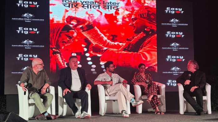 उच्चायुक्तांच्या निवासस्थानाच्या लॉनवर बसलेले पॅनेलचे सदस्य