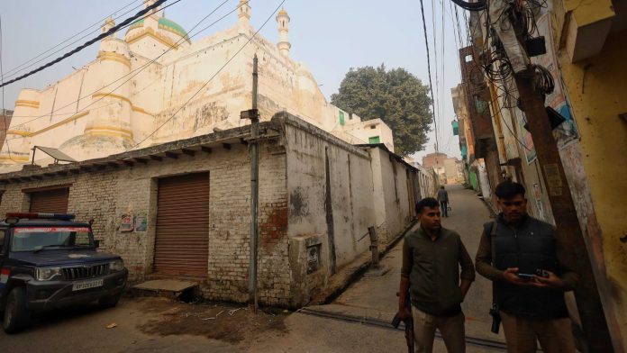 शाही जामा मशिदीजवळील एक गल्ली जिथे रविवारी संघर्ष झाला