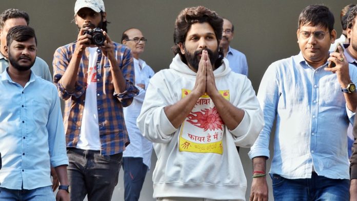 14 डिसेंबर रोजी हैदराबादमधील चंचलगुडा सेंट्रल जेलमधून सुटका झाल्यानंतर अभिनेता अल्लू अर्जुन.