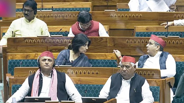मंगळवारी नवी दिल्लीत संसदेच्या हिवाळी अधिवेशनादरम्यान समाजवादी पक्षाचे (एसपी) खासदार अखिलेश यादव आणि अवधेश प्रसाद.