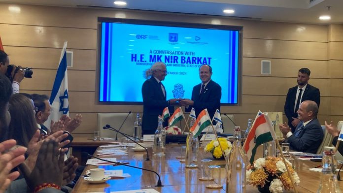ऑब्झर्व्हर रिसर्च फाऊंडेशनचे उपाध्यक्ष गौतम चिकरमाने आणि इस्त्रायलचे अर्थमंत्री नीर बरकत मंगळवारी कार्यक्रमादरम्यान.