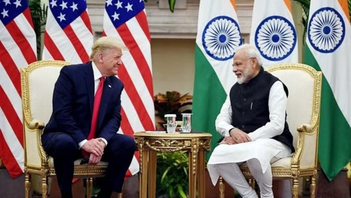 डोनाल्ड ट्रम्प आणि नरेंद्र मोदी.