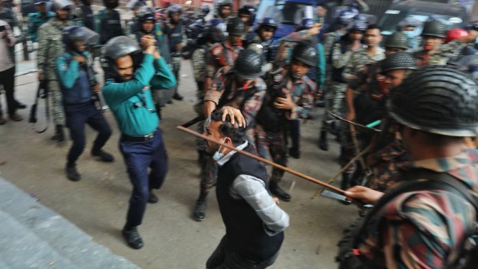 शेख हसीना यांच्या नेतृत्वाखालील अवामी लीगचे सरकार ऑगस्टमध्ये उलथून टाकण्यात आल्यापासून, गेल्या तीन महिन्यांत मंदिरांवर हल्ले आणि हिंदू समुदायावरील अत्याचारांचे सत्र सुरूच आहे.