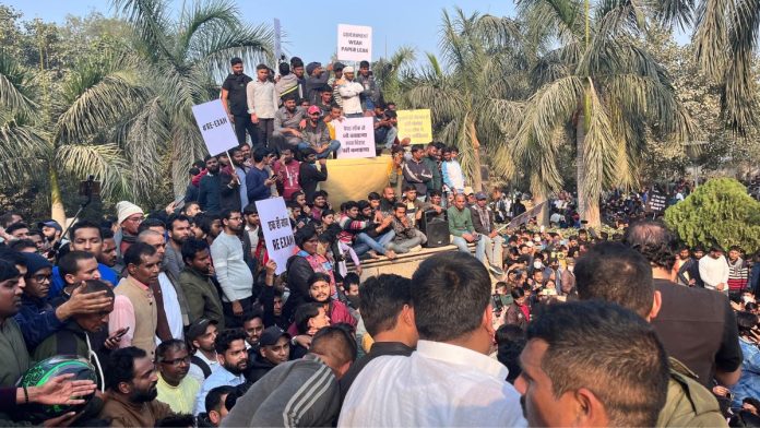 पाटण्यात बीपीएससीचे उमेदवार आंदोलन करताना.