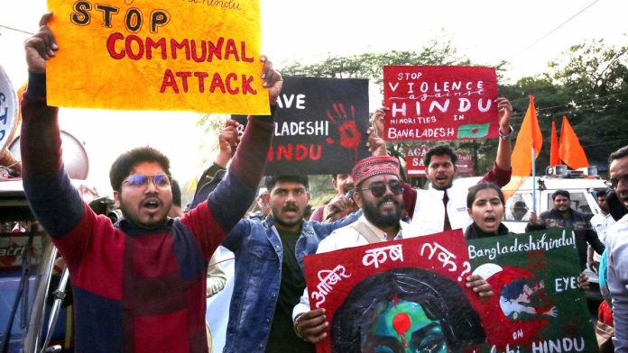 बांगलादेशातील हिंदूंच्या हल्ल्याचा निषेध करणाऱ्या भारतीयांचा फाइल फोटो