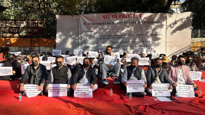 सत्ताधारी भाजपच्या 7 आमदारांसह दहा कुकी आमदारांनी मंगळवारी जंतर-मंतर येथे मूक धरणे आंदोलन केले आणि त्यांचा आवाज कसा बंद केला आहे हे दाखवण्यासाठी मुखवटे घातले.