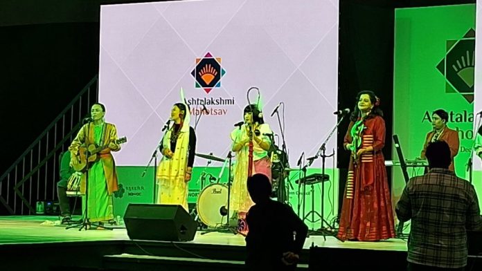 अष्टलक्ष्मी महोत्सवात संगीत सादरीकरण. डावीकडून उजवीकडे - तिप्रती खरबंगार, मो अरेन्ला, मंगका मन्यांगलांबम आणि सुनीता भुन्यान