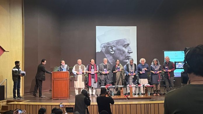 जवाहर भवन येथे मुखर्जी यांच्या पुस्तकाचे प्रकाशन सोहळ्याच्या मंचावर राज्यसभा खासदार जयराम रमेश आणि मनोज झा, इतिहासकार आणि लेखक आदित्य मुखर्जी, द वायरच्या संपादक सीमा चिश्ती, निवृत्त प्राध्यापक पुरुषोत्तम अग्रवाल, अर्थतज्ज्ञ प्रभात पटनायक आणि राजकीय विश्लेषक सार्थ सिन्हा.