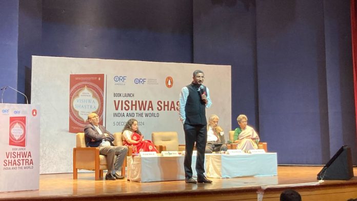 ध्रुव जयशंकर त्यांचे पुस्तक 'विश्वशास्त्र'च्या प्रकाशन समारंभात उपस्थितांना संबोधित करताना
