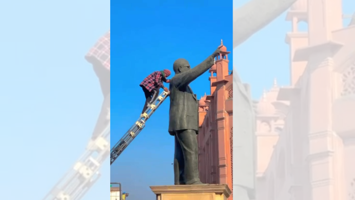 रविवारी अमृतसरमधील लोकप्रिय पर्यटन स्थळ असलेल्या बाबासाहेब आंबेडकरांच्या पुतळ्याची तोडफोड करण्यात आली.