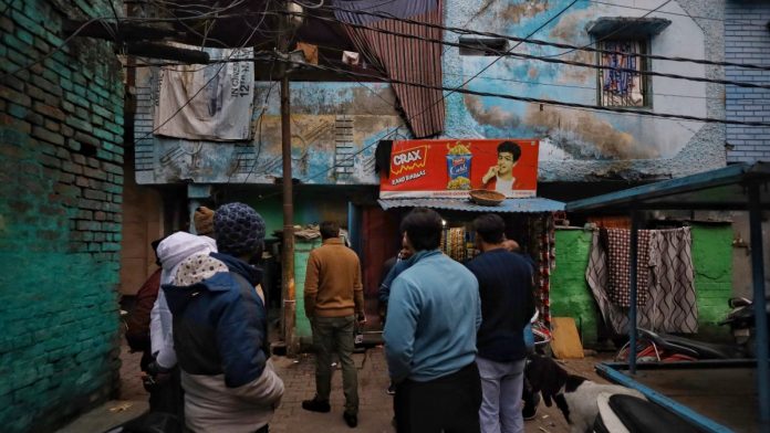 मुरादाबादमधील शाहदिनच्या घराबाहेर लोक जमले होते.
