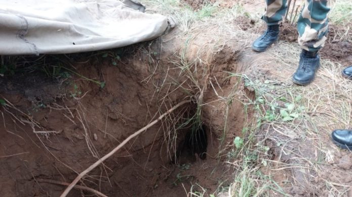 जम्मूच्या सांबा जिल्ह्यात आंतरराष्ट्रीय सीमेजवळ भारतीय हद्दीत सापडलेल्या बोगद्याचा फाइल फोटो.