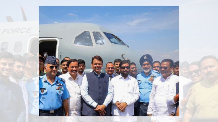 ऑक्टोबर 2024 मध्ये नवी मुंबई विमानतळावर धावपट्टी चाचणी दरम्यान देवेंद्र फडणवीस, एकनाथ शिंदे आणि इतर.
