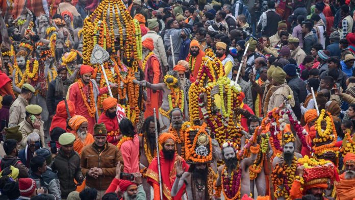 ‘श्री तपोनिधी आनंद आखाडा पंचायती’ चे तपस्वी ‘पेशवाई’ मिरवणुकीत भाग घेतात, जे प्रयागराजमध्ये सोमवारी महा कुंभमेळा 2025 साठी तपस्वी आणि ‘आखाडा’ किंवा संप्रदायाच्या इतर सदस्यांच्या आगमनाचे प्रतीक आहे.