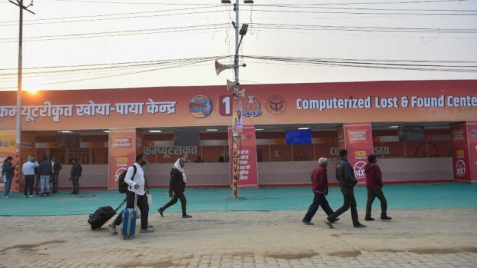 महाकुंभ मेळ्याच्या ठिकाणचे डिजिटल 'हरवले-सापडले' केंद्र.