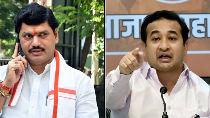 धनंजय मुंडे (उजवीकडील) आणि नितेश राणे.