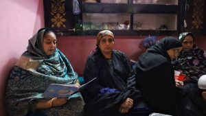 कुटुंबाचे सांत्वन करण्यासाठी नातेवाईक शाहदीनच्या घरी