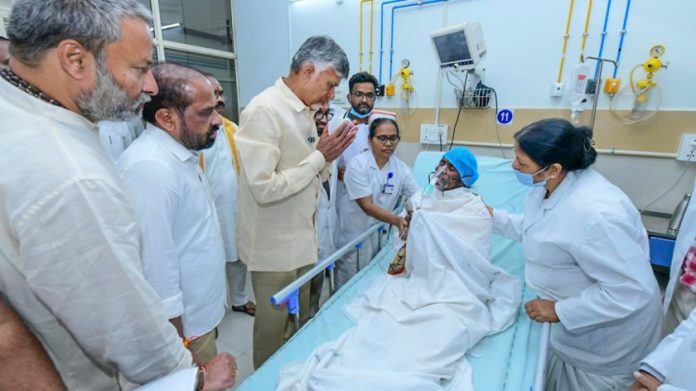 आंध्र प्रदेशचे मुख्यमंत्री एन चंद्राबाबू नायडू यांनी गुरुवारी तिरुपती येथील स्विम्स रुग्णालयात तिरुपती चेंगराचेंगरीतील जखमींची भेट घेतली.