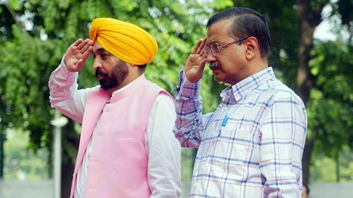 पंजाबचे मुख्यमंत्री भगवंत मान (डावीकडे) आप संयोजक अरविंद केजरीवाल यांच्यासोबत