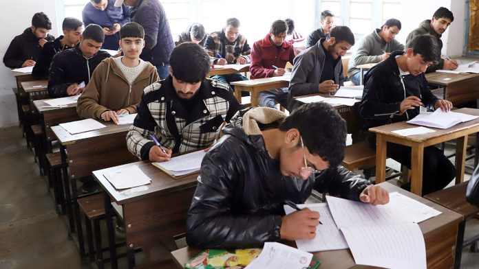 सीबीएसईच्या दहावीच्या परीक्षेला बसलेल्या विद्यार्थ्यांचा फाईल फोटो.