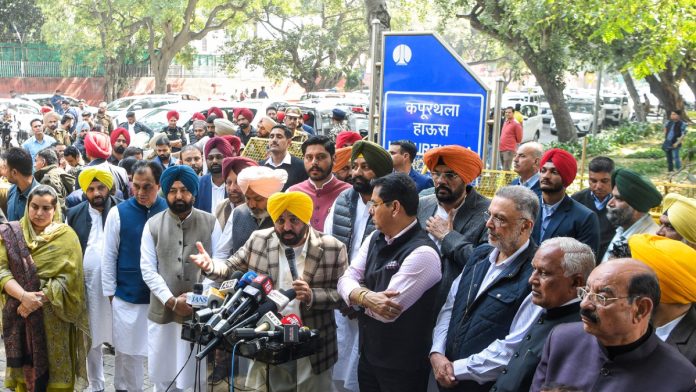 पंजाबचे मुख्यमंत्री भगवंत मान मंगळवारी नवी दिल्लीतील कपूरथला हाऊस येथे आप प्रमुख अरविंद केजरीवाल यांची भेट घेतल्यानंतर प्रसारमाध्यमांशी संवाद साधला.