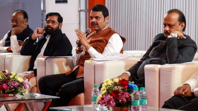 महाराष्ट्राचे मुख्यमंत्री देवेंद्र फडणवीस यांचा उपमुख्यमंत्री एकनाथ शिंदे आणि अजित पवार यांच्यासोबतचा फाइल फोटो.