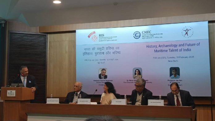 (डावीकडून उजवीकडे) सुधीर देवरे, मालिनी शंकर, जॉय सेन आणि शिशिर श्रोत्रिया दिल्लीतील सागरी क्षेत्रावरील व्याख्यानादरम्यान छायाचित्र: देबदत्त चक्रवर्ती
