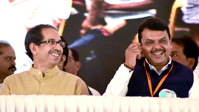 सेना (उबाठा) प्रमुख उद्धव ठाकरे (डावीकडे) आणि महाराष्ट्राचे मुख्यमंत्री देवेंद्र फडणवीस यांचा फाइल फोटो.