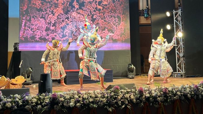खोन नृत्य सादर करणारे थाई नर्तक.