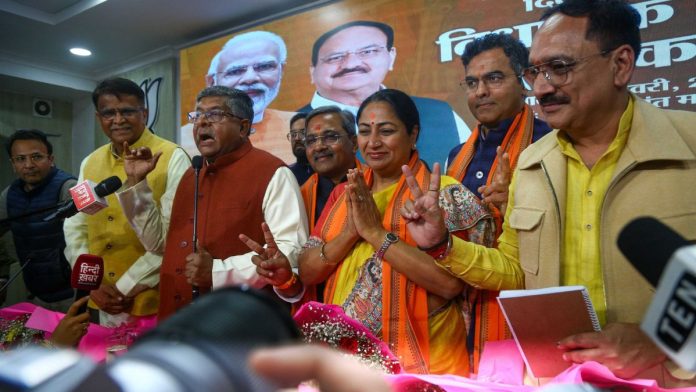भाजपच्या मुख्यमंत्रीपदाच्या उमेदवार रेखा गुप्ता बुधवारी नवी दिल्लीत पक्षाच्या नेत्यांसोबत.
