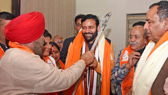 मंगळवारी हरियाणाचे मुख्यमंत्री नायब सिंग सैनी यांच्यासोबत तरलोचन सिंग