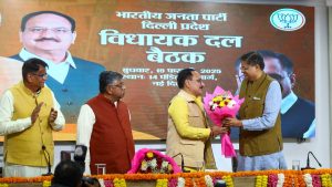 बुधवारी नवी दिल्ली येथे दिल्ली भाजप विधिमंडळ पक्षाच्या बैठकीत केंद्रीय निरीक्षक - सूरज सिंग बिष्ट