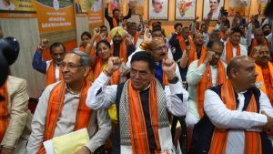 बुधवारी नवी दिल्ली येथे विधिमंडळ पक्षाच्या बैठकीत दिल्ली भाजप आमदार- सूरज सिंग बिश्त