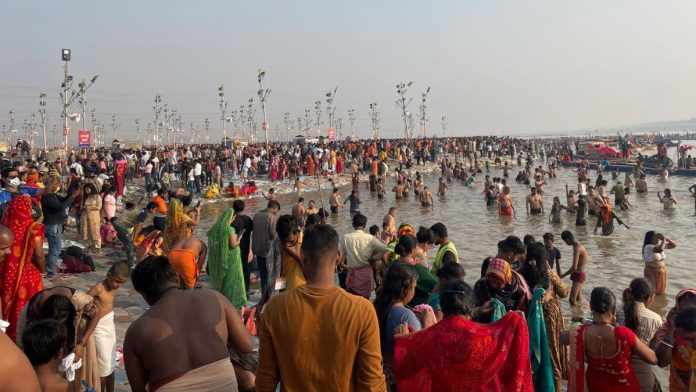 महाकुंभ मेळ्यासाठी जमलेले भक्तगण.